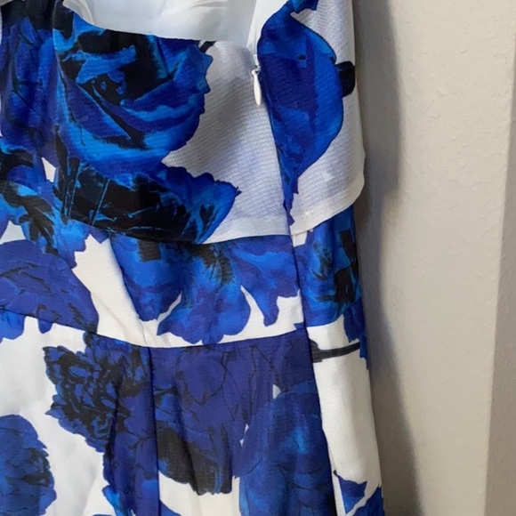 Adrianna Papell Floral Print One
Shoulder Blue with zipper & pockets! - Picture 3 of 5
